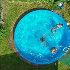 Kinder planschen in einem Pool