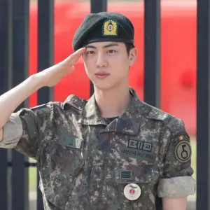 Jin bei der Armee