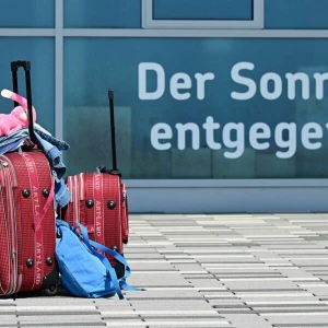 Gepackte Koffer stehen vor dem Terminal des Kassel-Airports