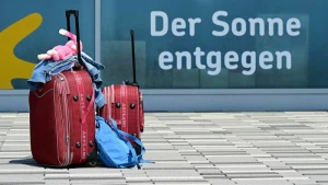 Gepackte Koffer stehen vor dem Terminal des Kassel-Airports