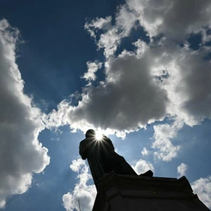 Sonne und Wolken wechseln sich ab.