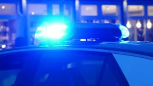 Ein Streifenwagen der Polizei mit eingeschaltetem Blaulicht