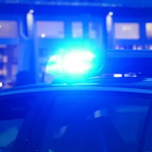 Ein Streifenwagen der Polizei mit eingeschaltetem Blaulicht