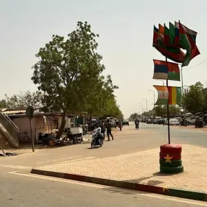 Straßenszene mit Fahnen in Burkina Faso