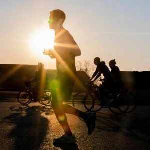 Ein Jogger im Gegenlicht