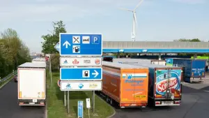 Lkw-Parkplätze auf Autobahn