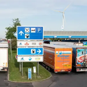 Lkw-Parkplätze auf Autobahn