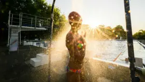 Schwimmerin im Freibad