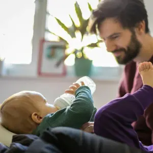 Ein Mann betreut ein Baby