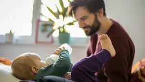 Ein Mann betreut ein Baby