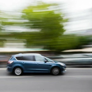 Auto fährt durch die Stadt