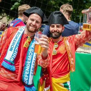 Fußball-Fans mit Bier bei der Euro 2024