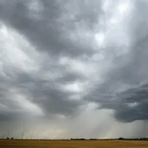 Regenwolken über einem Feld
