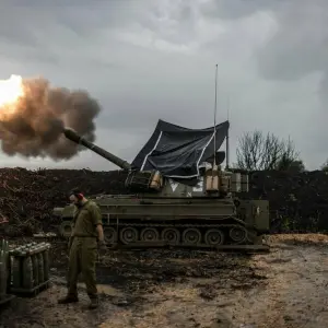 Israelische Soldaten feuern nahe dem Libanon eine Haubitze ab