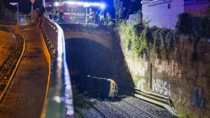 Auto stürzt in Gleisbett