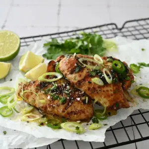 Auf einem Küchenrost angerichtete Chicken Wings