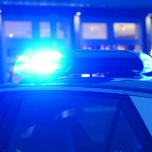 Ein Streifenwagen der Polizei mit eingeschaltetem Blaulicht