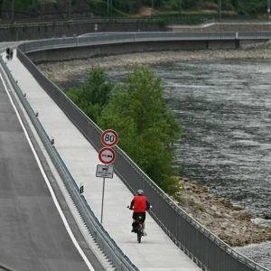 Radahrer am Rhein