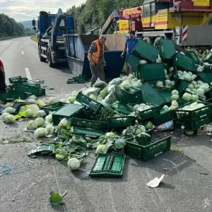 Gemüselaster auf der A33 umgekippt