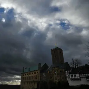Dunkle Wolken ziehen über die Wartburg bei Eisenach