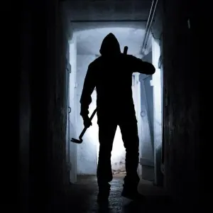 Ein Einbrecher in einem Keller
