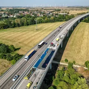 A38 bleibt nach Unfall für Reparaturarbeiten gesperrt