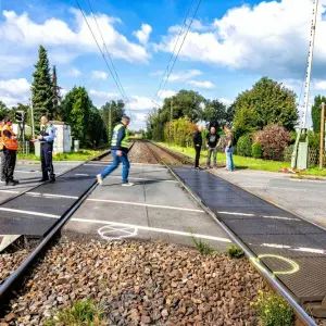 14-Jährige an Bahnübergang von Zug erfasst