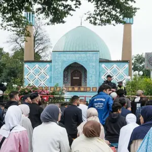 Gebete vor geschlossener Blauer Moschee in Hamburg