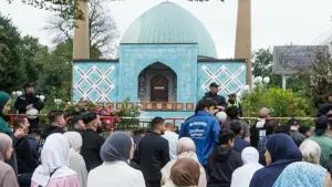 Gebete vor geschlossener Blauer Moschee in Hamburg