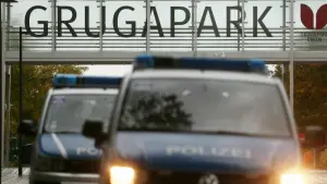 Polizeifahrzeuge an der Grugahalle