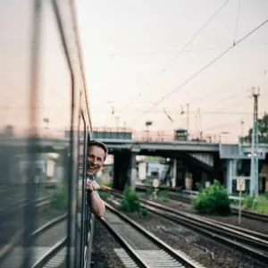 Ein Mann schaut aus einem Zugfenster