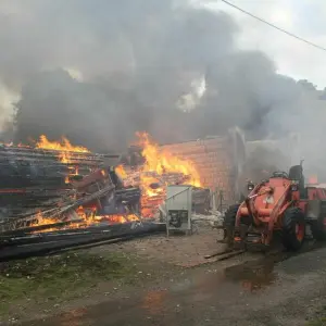 Brand in Werkstatt bei Leipzig - Großeinsatz der Feuerwehr