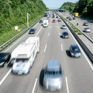 Autos fahren auf der A8 bei Stuttgart