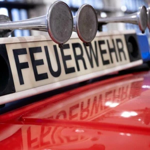 Ein Einsatzwagen der Feuerwehr steht in einer Halle