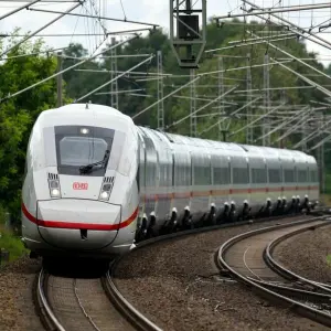 Symbolbild - ICE auf der Bahnstrecke Berlin - Hamburg