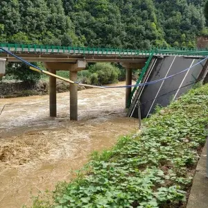 Unwetter in China - Brücke eingestürzt