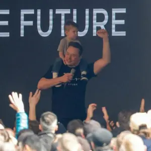 Elon Musk besucht Fabrik in Grünheide