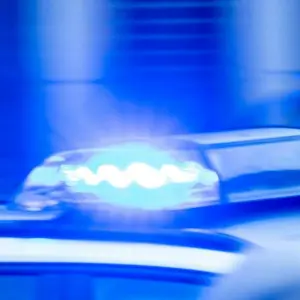 Ein Streifenwagen der Polizei ist mit Blaulicht im Einsatz