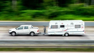 Ein Wohnwagen auf der Autobahn