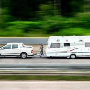 Ein Wohnwagen auf der Autobahn