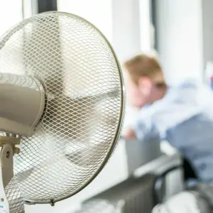 Ein Ventilator steht in einem Büro