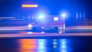 Ein Krankenwagen ist mit Blaulicht im Einsatz