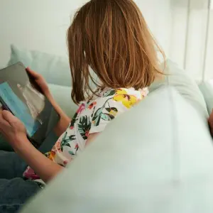 Ein Kind nutzt ein Tablet