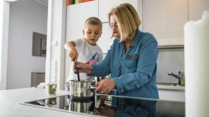 Oma kocht mit Enkel