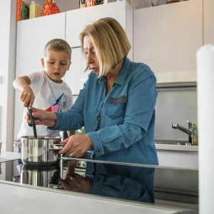 Oma kocht mit Enkel