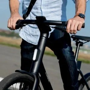 Pendler mit E-Bike