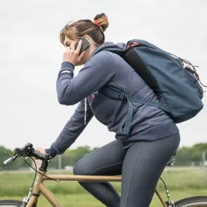 Eine Radfahrerin telefoniert