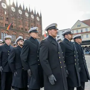 Bundeswehr-Rekruten auf Stralsunder Markt vereidigt