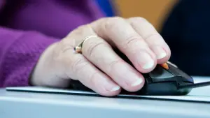 Ältere Frau bedient Computer