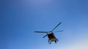 Ein Rettungshubschrauber setzt zur Landung an